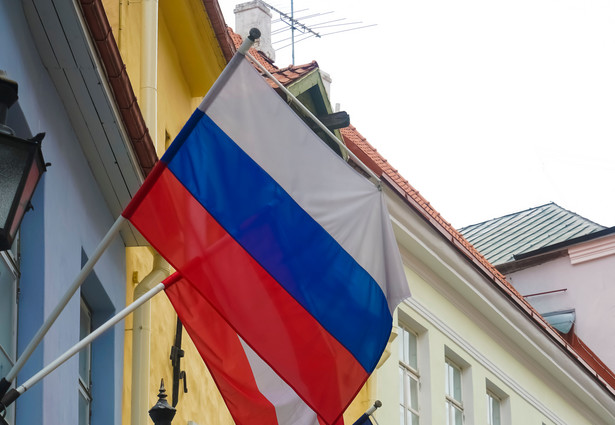 Flaga na budynku ambasady Rosji w Tallinie
