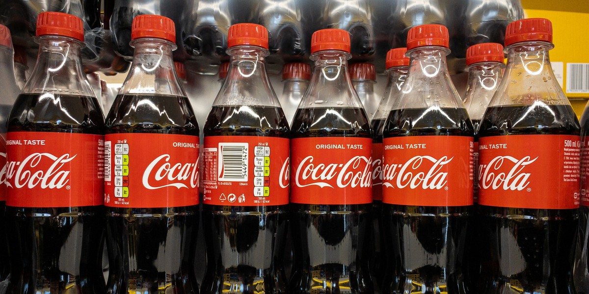 Coca-Cola odnotowała odbicie sprzedaży do poziomu z 2019 r. dzięki szczepieniom na COVID-19. Około połowa przychodów koncernu pochodzi ze sprzedaży napojów w barach, restauracjach i innych lokalach.