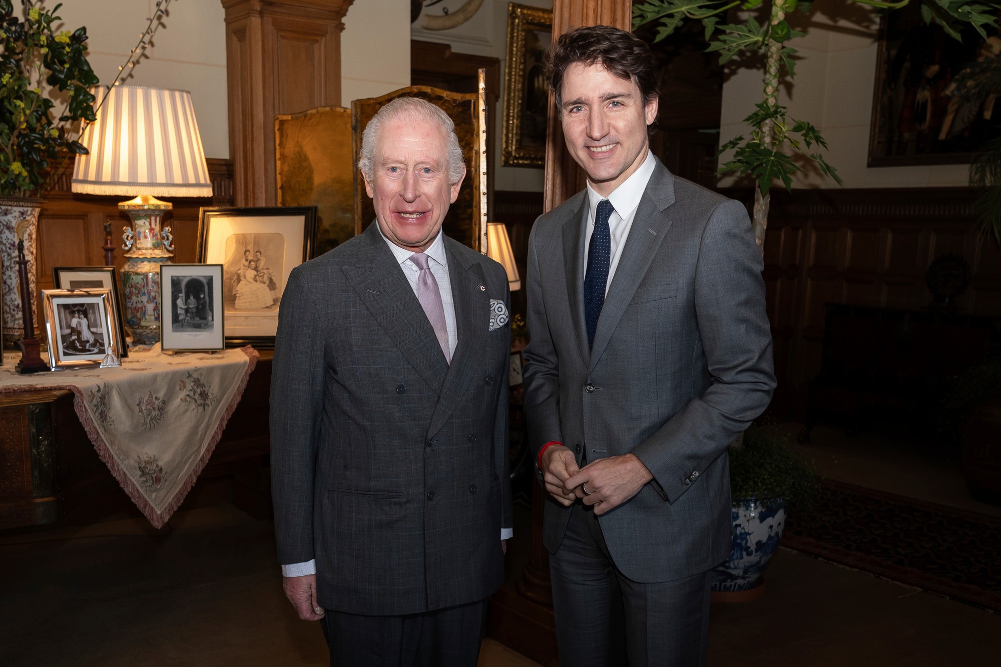Britský kráľ Karol III. (vľavo) a kanadský premiér Justin Trudeau.