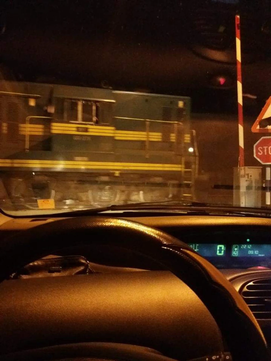 Fotografija pružnog prelaza za koju čitateljka tvrdi da je snimljena večeras oko 21 sat