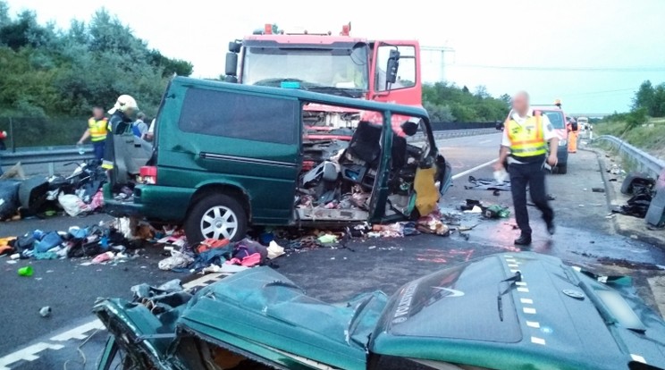 A kisbuszból szinte semmi nem maradt, a helyszínelőket is megrázta a látvány, ami az ütközésnél fogadta őket /Fotó: poilice.hu