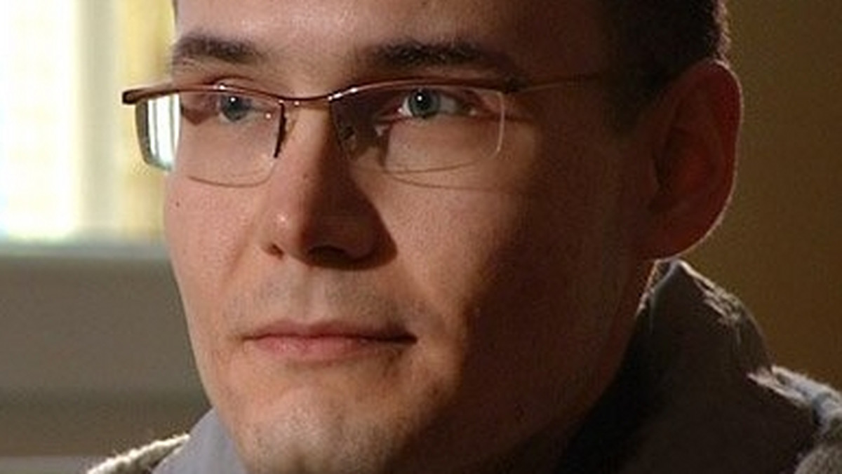 Jakub Tomczak, odbywający karę podwójnego dożywocia za gwałt na Brytyjce, dotąd unikał dziennikarzy. W programie "Czarno na białym" w TVN 24 postanowił przerwać milczenie i odpowiedzieć na pytania Tomasza Sekielskiego.