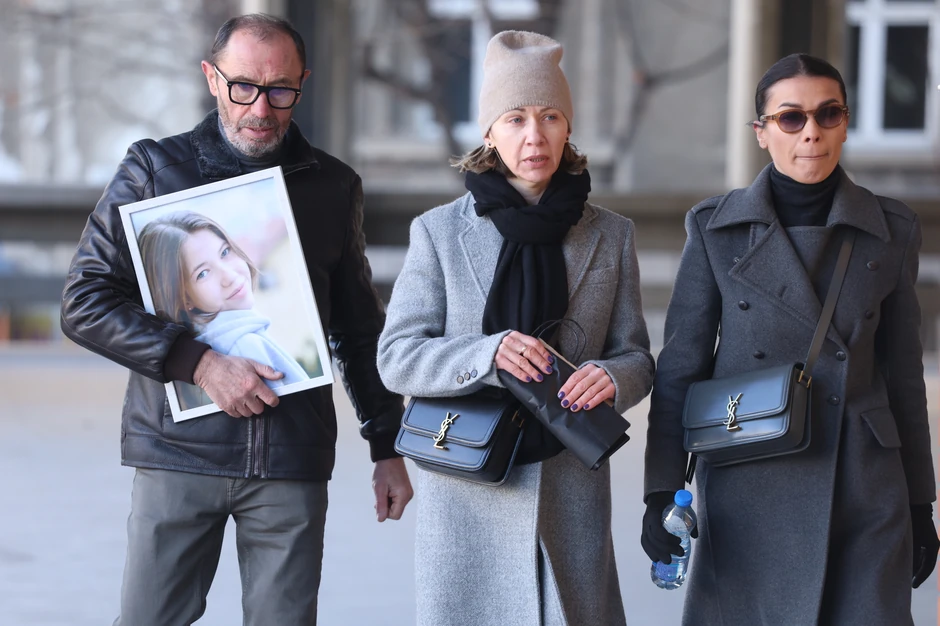 Tata malene Angeline nosi sliku svoje ćerkice