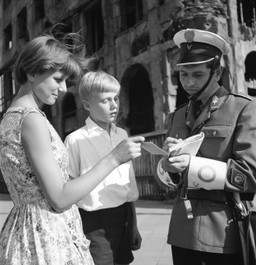 Dowód, meldunek, kartki. QUIZ zdradzi, czy znasz obowiązki obywatela PRL