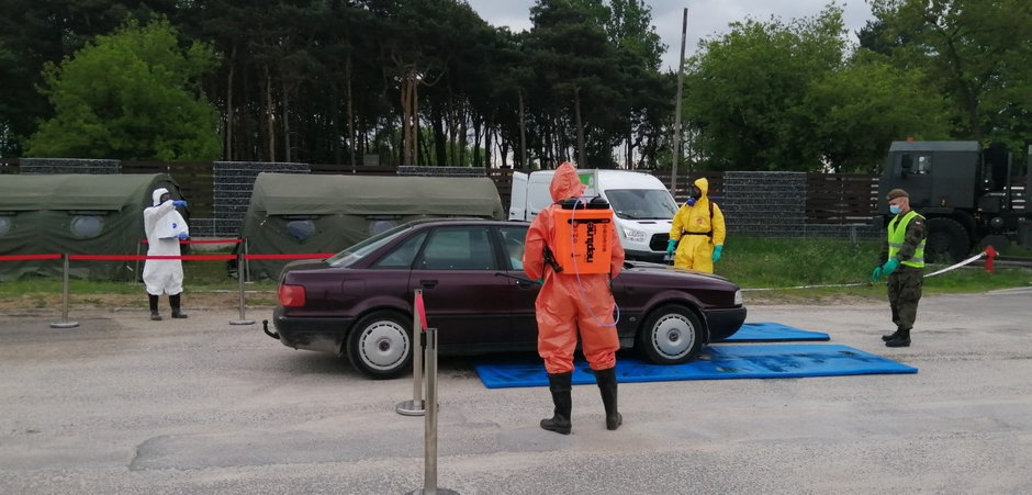 Punkt badań na koronawirusa typu drive-thru w Tomaszowie