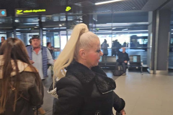 "LJUDI SU NESREĆNI, SAMO SE FOTOŠOPIRAJU" Zbog izjave naše pevačice usijale su se mreže, a evo i šta je rekla o kolegama
