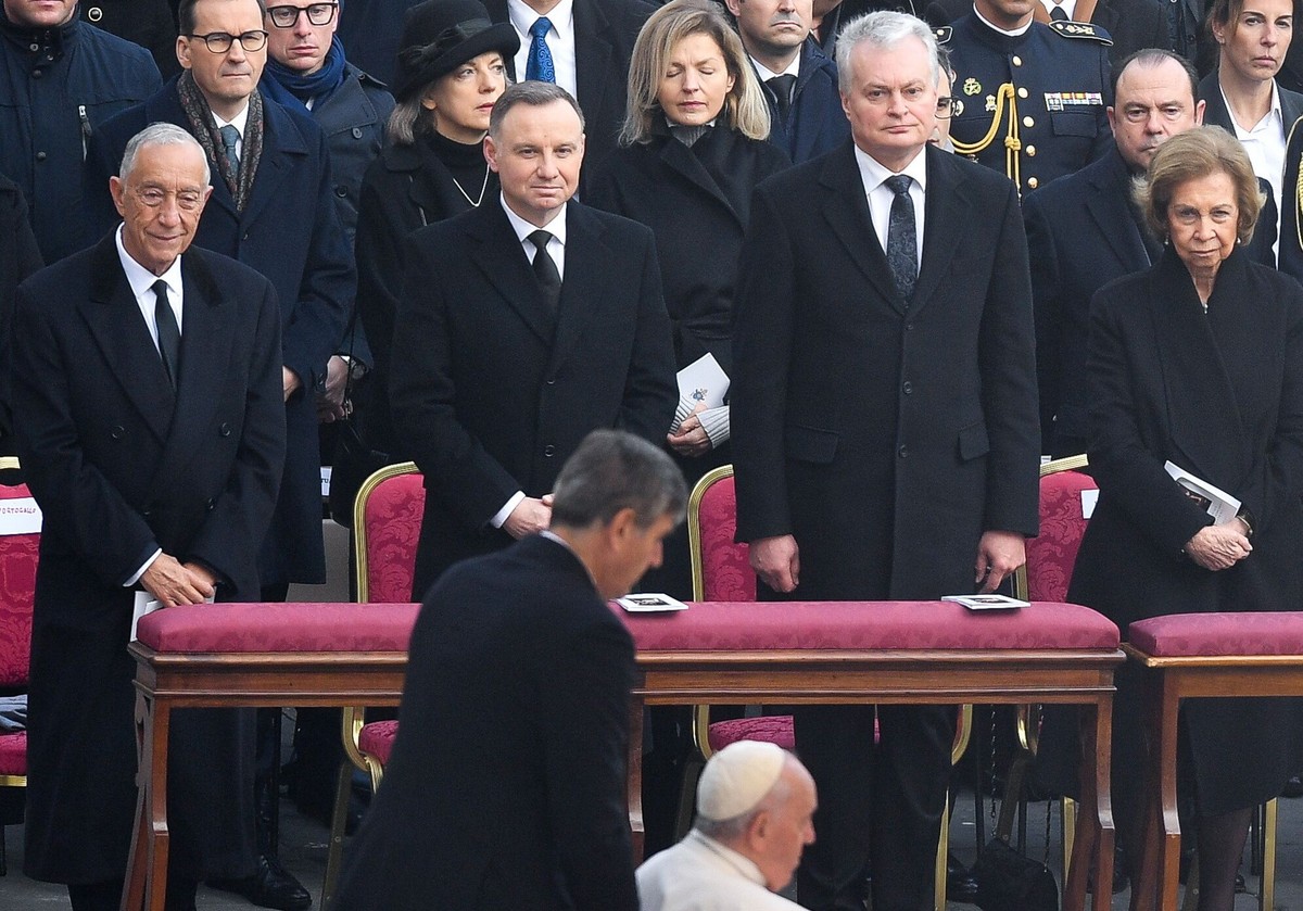 Papież Franciszek (P-front) na pl. Świętego Piotra w Watykanie W tle: prezydent RP Andrzej Duda (2L), prezydent Litwy Gitanas Nauseda (2P), prezydent Portugalii Marcelo Rebelo de Sousa (L) i królowa Zofia (P) z Hiszpanii oraz premier RP Mateusz Morawiecki (L-drugi rząd)