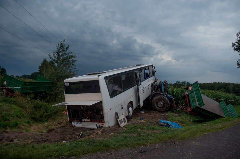 Groźny wypadek pod Łodzią. Autokar zderzył się z ciągnikiem