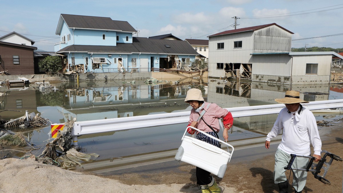 epa06879502_2 - epaselect JAPAN WEATHER HEAVY RAIN (Heavy rain killis 162 people and leaves at least 56 missing in Japan)