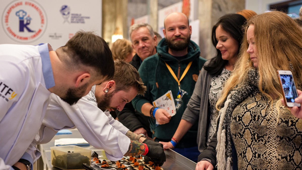 W Warszawie odbyła się pierwsza edycja festiwalu "Jedz Pij Warszawo". Nie zabrakło przedstawicieli władz miasta, ekspertów, restauratorów, szefów kuchni, barmanów i sommelierów, a przede wszystkim licznie przybyłych miłośników jedzenia i picia. Uczestnicy wydarzenia mogli wziąć udział w 23 wykładach i debatach, do których zaproszono blisko 50-ciu czołowych ekspertów w dziedzinach związanych z tematyką festiwalu. Rozmowy Mistrzów, czyli PRL na widelcu, przypomniał, jak kiedyś bawiły się i jadały elity. Niezwykłym zainteresowaniem cieszyły się pokazy live cooking, warsztaty oraz barmański Flair show.