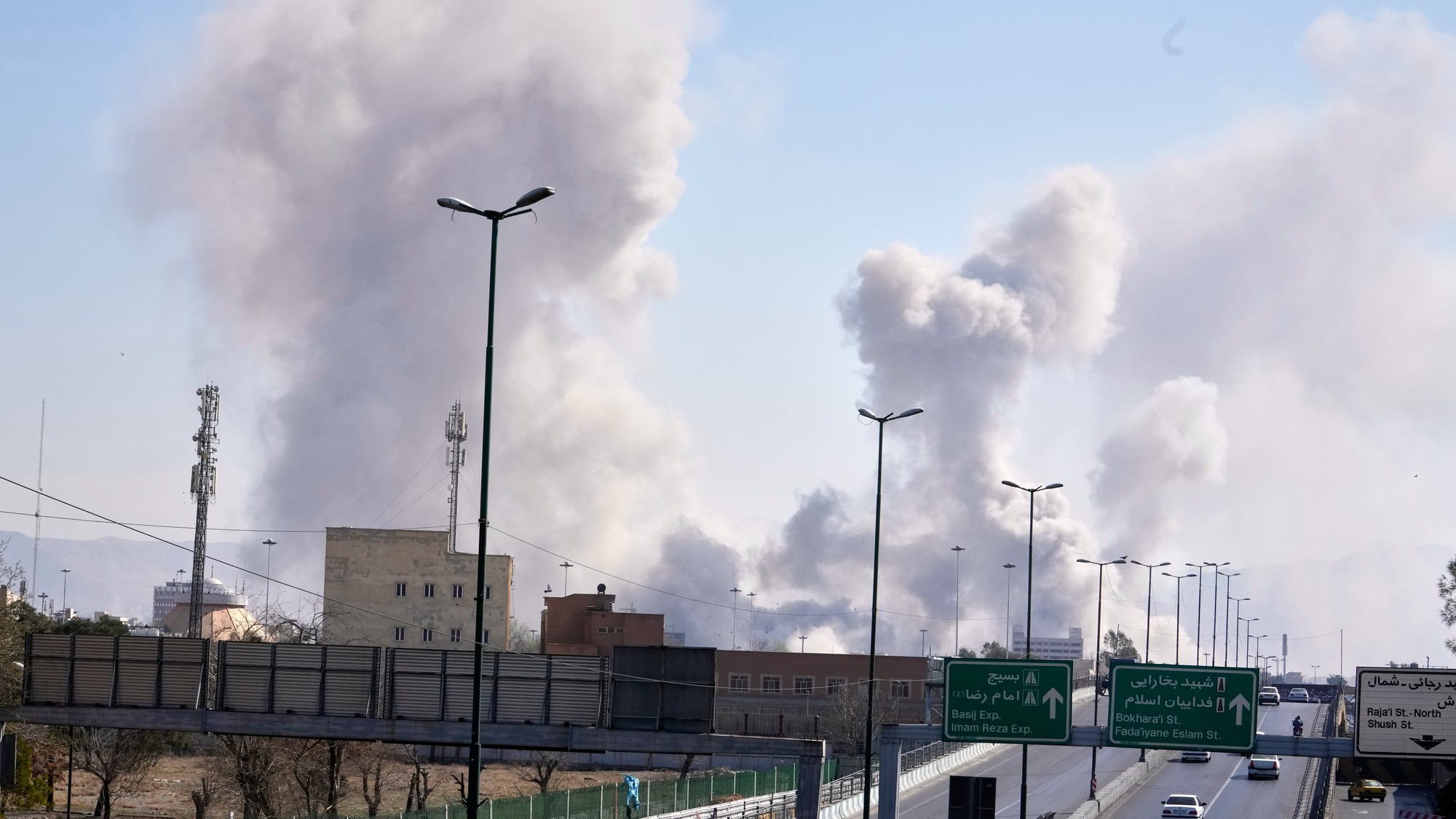 Stĺpy dymu stúpajú nad mestom po útokoch v Teheráne, vo štvrtok 5. marca 2026.
