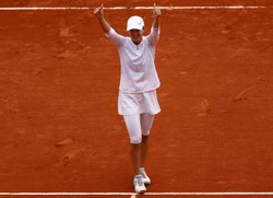 Lewandowski, Morawiecki i Duda gratulują Świątek. Mistrzyni ROLAND-GARROS!