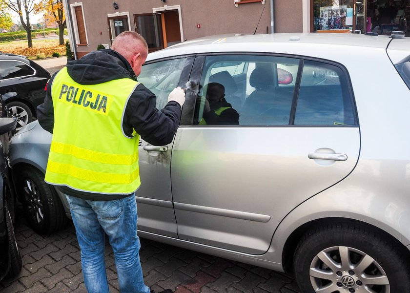 Uciekając przed policją wyskoczył z jadącego auta