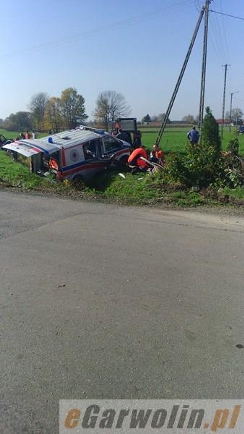 Karetka zderzyła się z osobówką. Wielu rannych