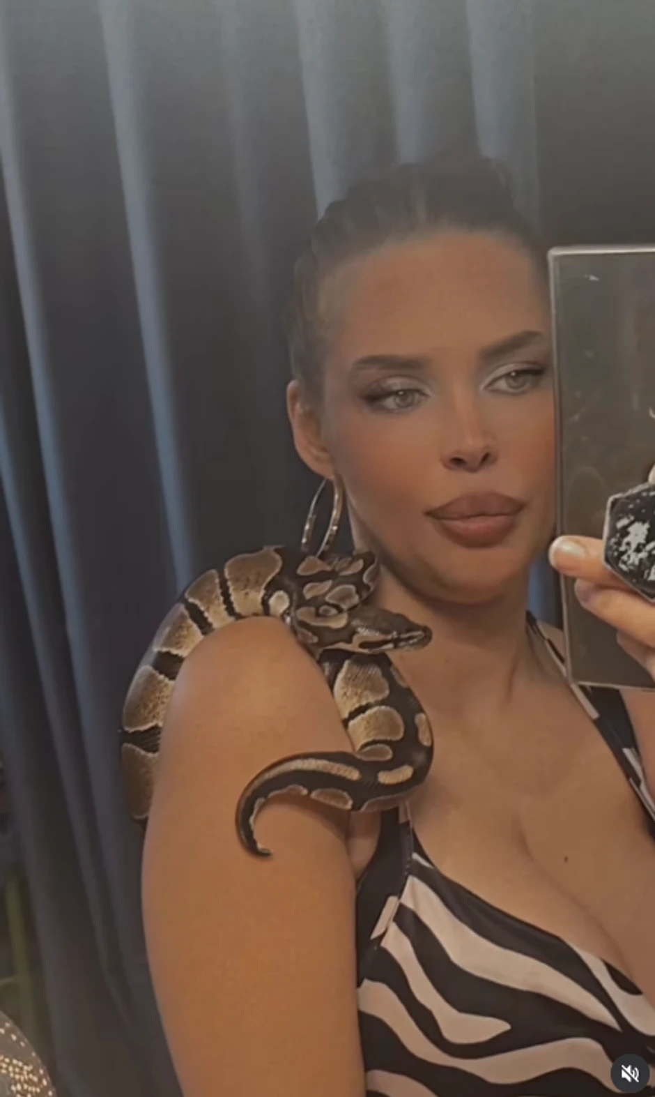 Nataša Šavija sa zmijom oko vrata