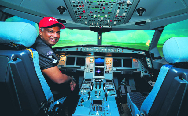 Malezyjczyk Tony Fernandes stworzył linie lotnicze, z którymi dziś muszą się liczyć najwięksi gracze na tym rynku Bloomberg