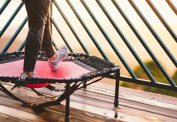 Ćwiczenia na trampolinie są bardziej efektywne niż rower. Ale nie wszyscy mogą z nich skorzystać