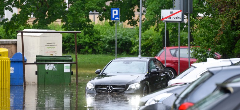 Zalane ulice, zerwany dach hali sportowej... BURZE nad Poznaniem [ZDJĘCIA]