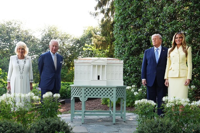 Kralj, Kamila, Melanija i Donald Tramp pored košnice u obliku Bele kuće