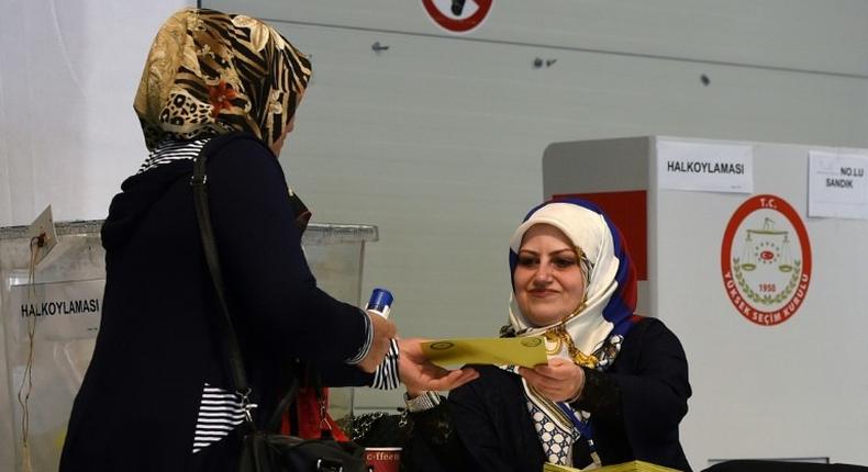 Turkish voters in Germany have started casting their ballots for the April 16 referendum