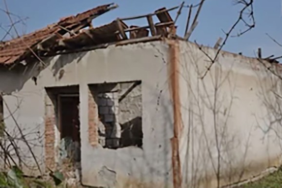 KUĆA VESNE ZMIJANAC U KOJOJ JE ODRASLA SE RASPADA U istom dvorištu i dalje žive njeni rođaci! Meštani doneli odluku: "Mi ćemo skupiti sredstva za renoviranje" (FOTO)