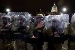 Zwolennicy Trumpa demonstrowali pod Kapitolem. "USA zmieniły się już w Rosję?"