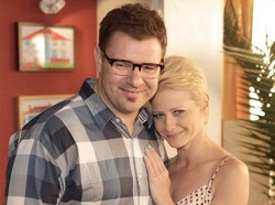 Kontrowersyjny serial z Kożuchowską i Karolakiem. Coś o seksie i pogrzebie