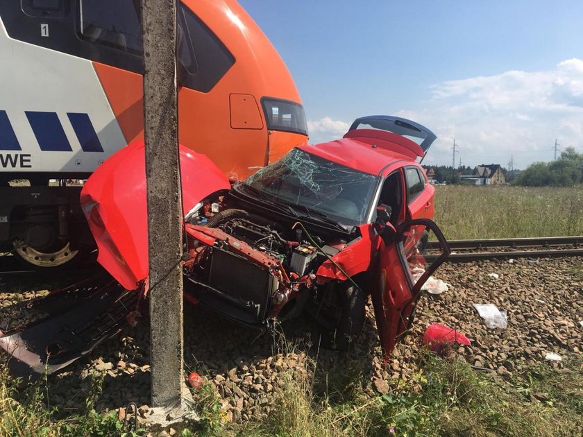 Pociąg staranował auto z kursantką. Wstrząsające nagranie