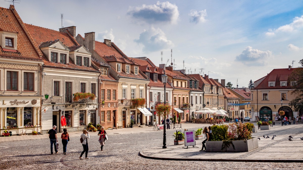 Sandomierski samorząd dostał prawie 3,5 mln zł dofinansowania na wymianę starych lamp. Środki będą wydane na modernizację lamp, których właścicielem jest PGE. Gmina wcześniej wymieniła już swoje oświetlenie - mówi burmistrz Marcin Marzec.