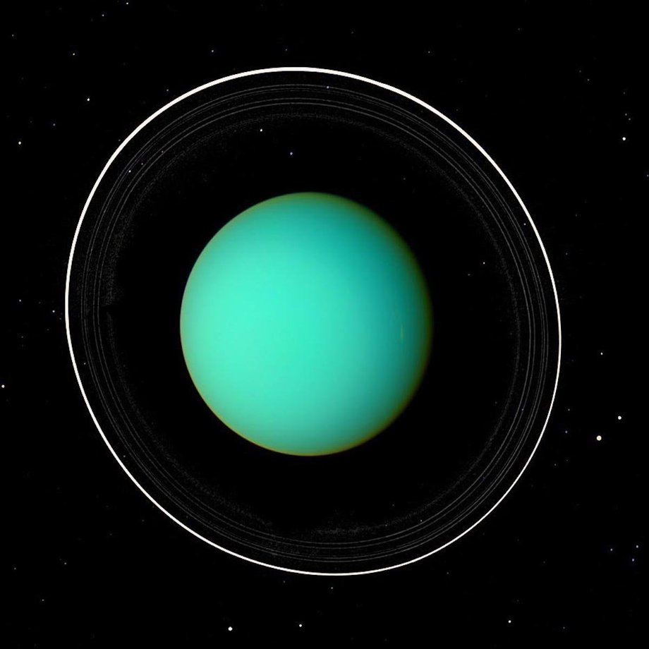 Zdjęcie Urana zrobione przez sondę Voyager 2 w 1986 roku – przerobione, by lepiej widoczne były księżyce i pierścienie