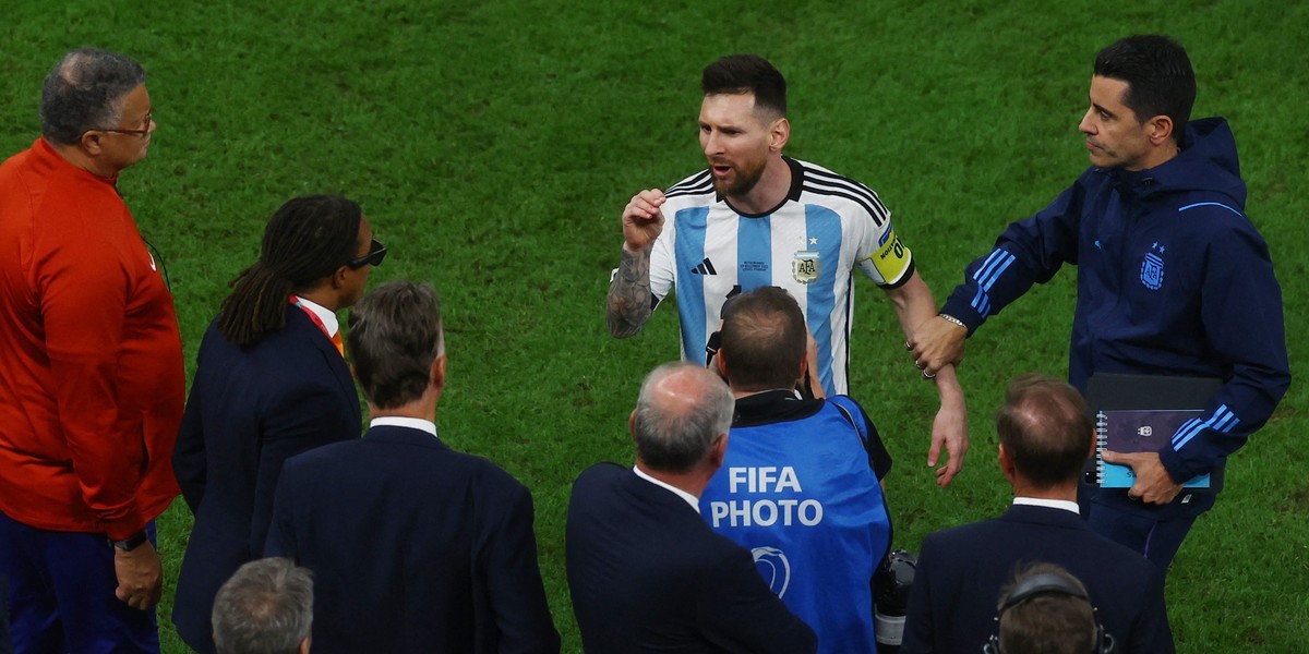 Lionel Messi po meczu z Holandią wdał się w dyskusję ze sztabem rywali. 