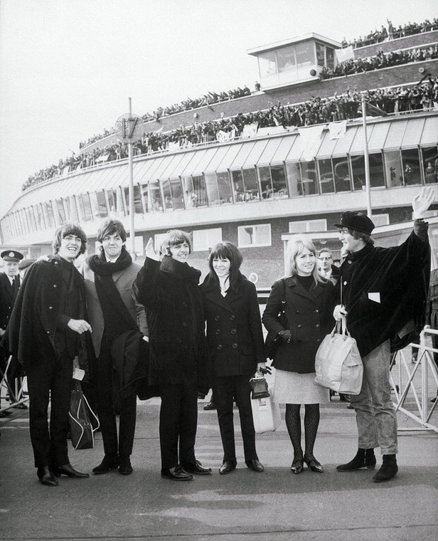 Cynthia Lennon i Maureen Starkey (żona Ringo Starra) oraz The Beatles na lotnisku w Londynie, 1965 r.