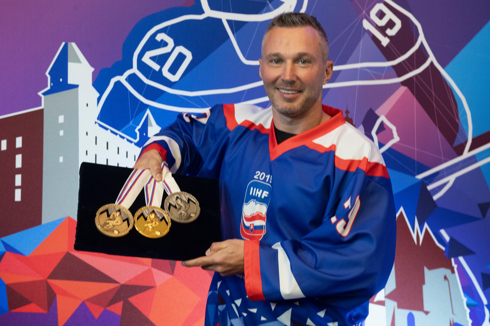 Bývalý slovenský hokejový reprezentant Ľubomír Višňovský počas oficiálneho predstavenia kolekcie medailí pre hokejové MS 2019 na Slovensku.