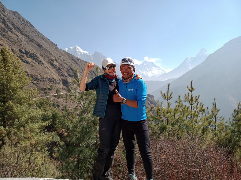 Dorota Rasińska-Samoćko w towarzystwie szerpy podczas przygotowań do wyprawy na Mount Everest