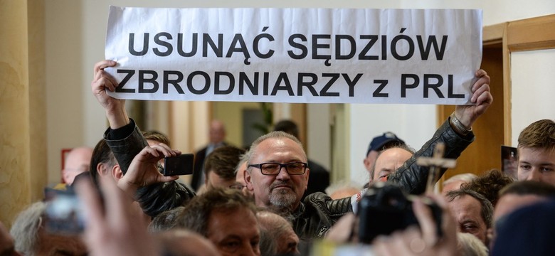 Rzucił tortem w sędzię na rozprawie Kiszczaka, wulgarnie obraził sąd. Dostał wyższy wyrok i dodatkowy areszt [ZDJĘCIA]