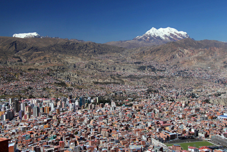 Boliwia - Andyjska Forteca. Panorama La Paz z wulkanem Illimani górującym nad miastem