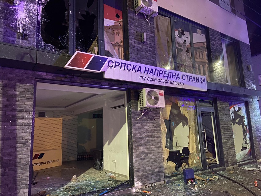 Demolirane prostorije SNS u Valjevu