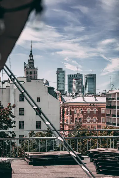 Fotka wykonana przez Kaczego to przykład nieoczywistej symetrii zestawionej z charakterystycznymi budynkami Warszawy