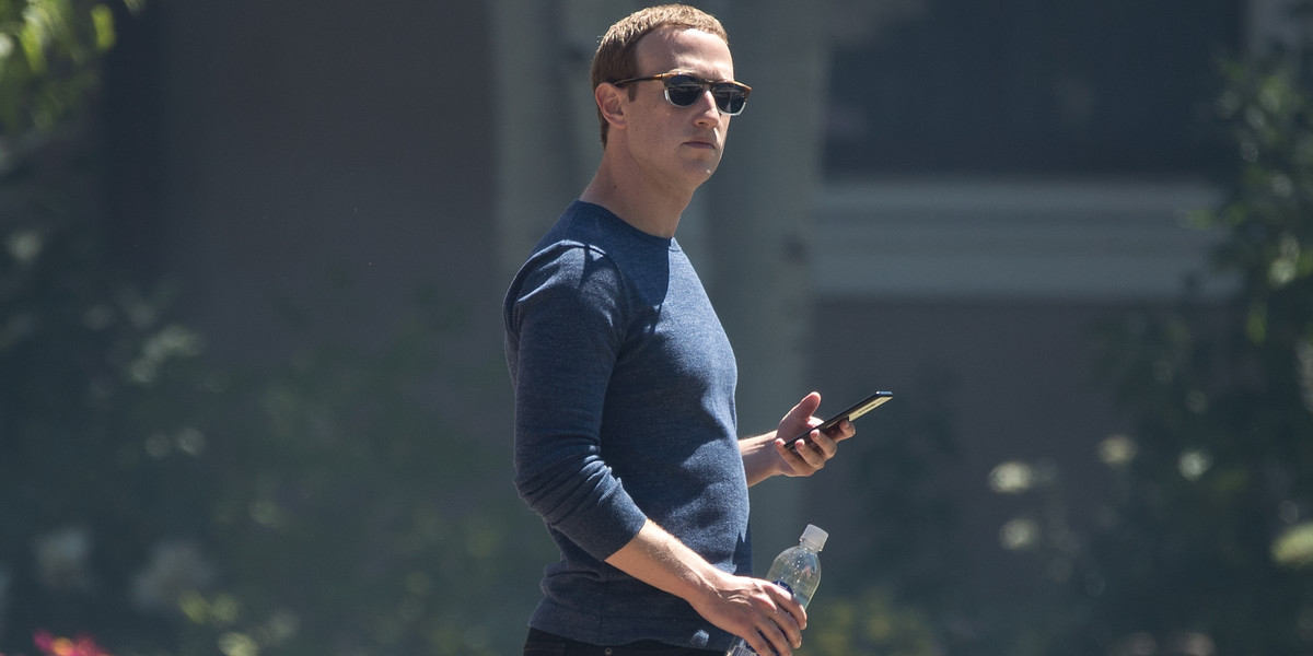 CEO Facebooka Mark Zuckerberg ogłosił, że jego firma wchodzi we współpracę z producentem okularów Ray-Ban. Wspólnie mają opracować inteligentne okulary
