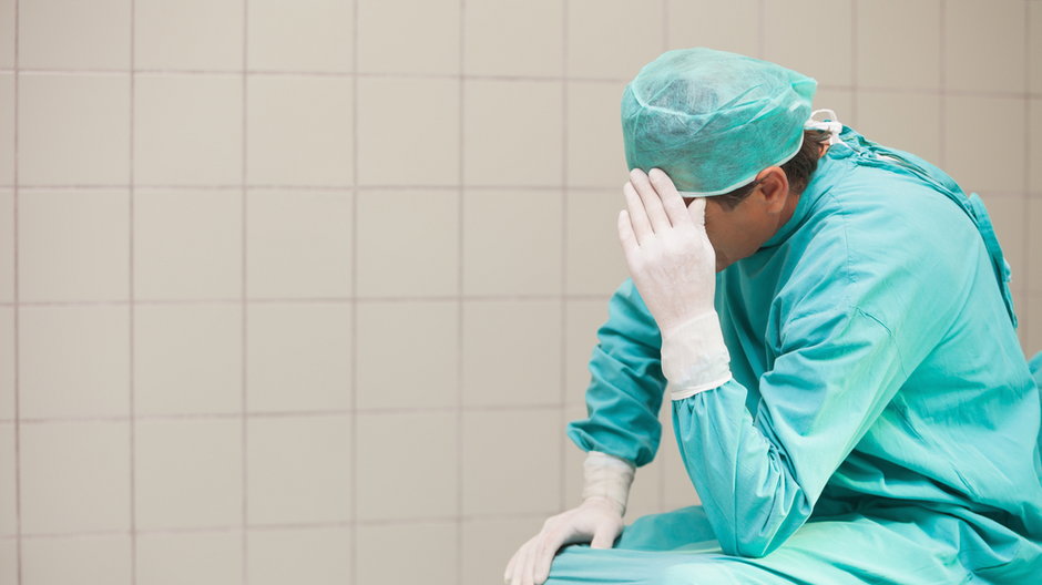 Ministerstwo Zdrowia: koronawirus przyczynił się do śmierci m.in. 43 lekarzy i 32 pielęgniarek