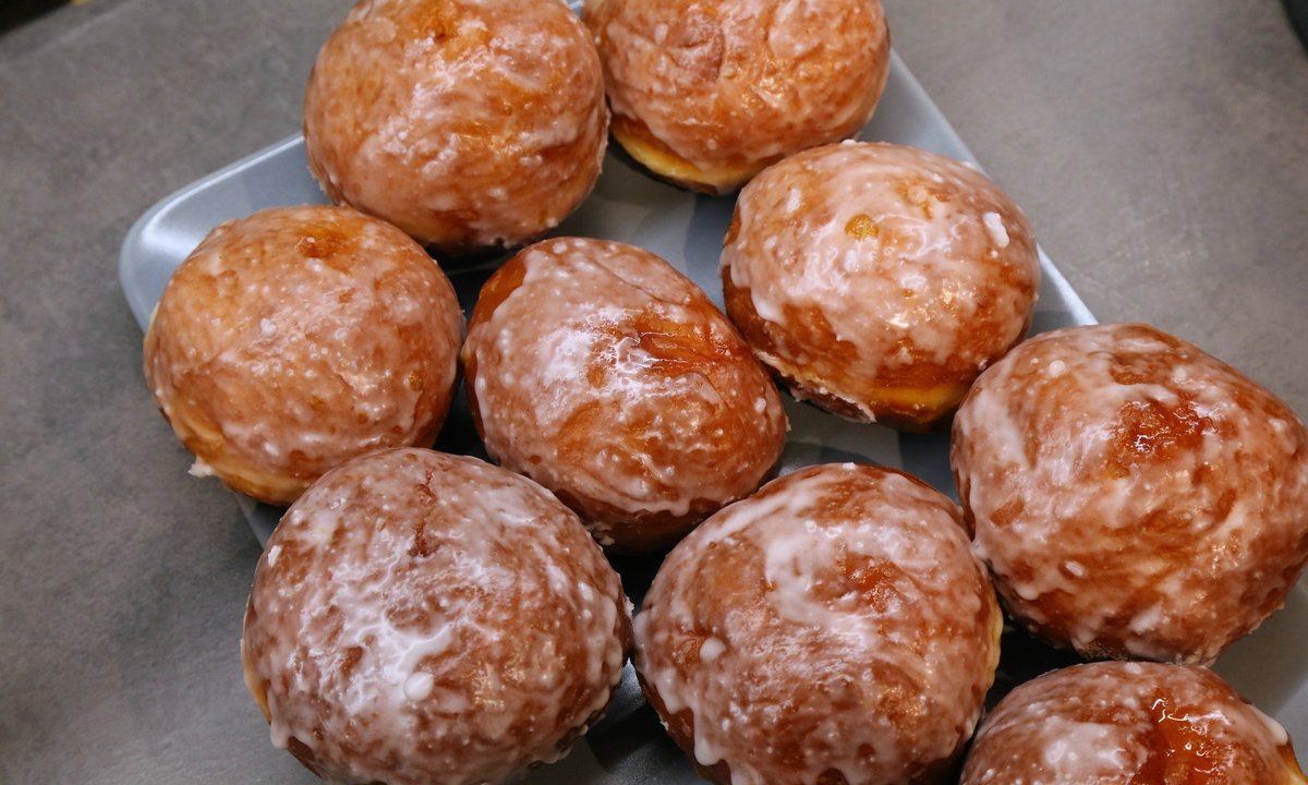 Lekarka mówi, czym popijać pączki. "Zmniejszy skutki pączkowego szaleństwa"