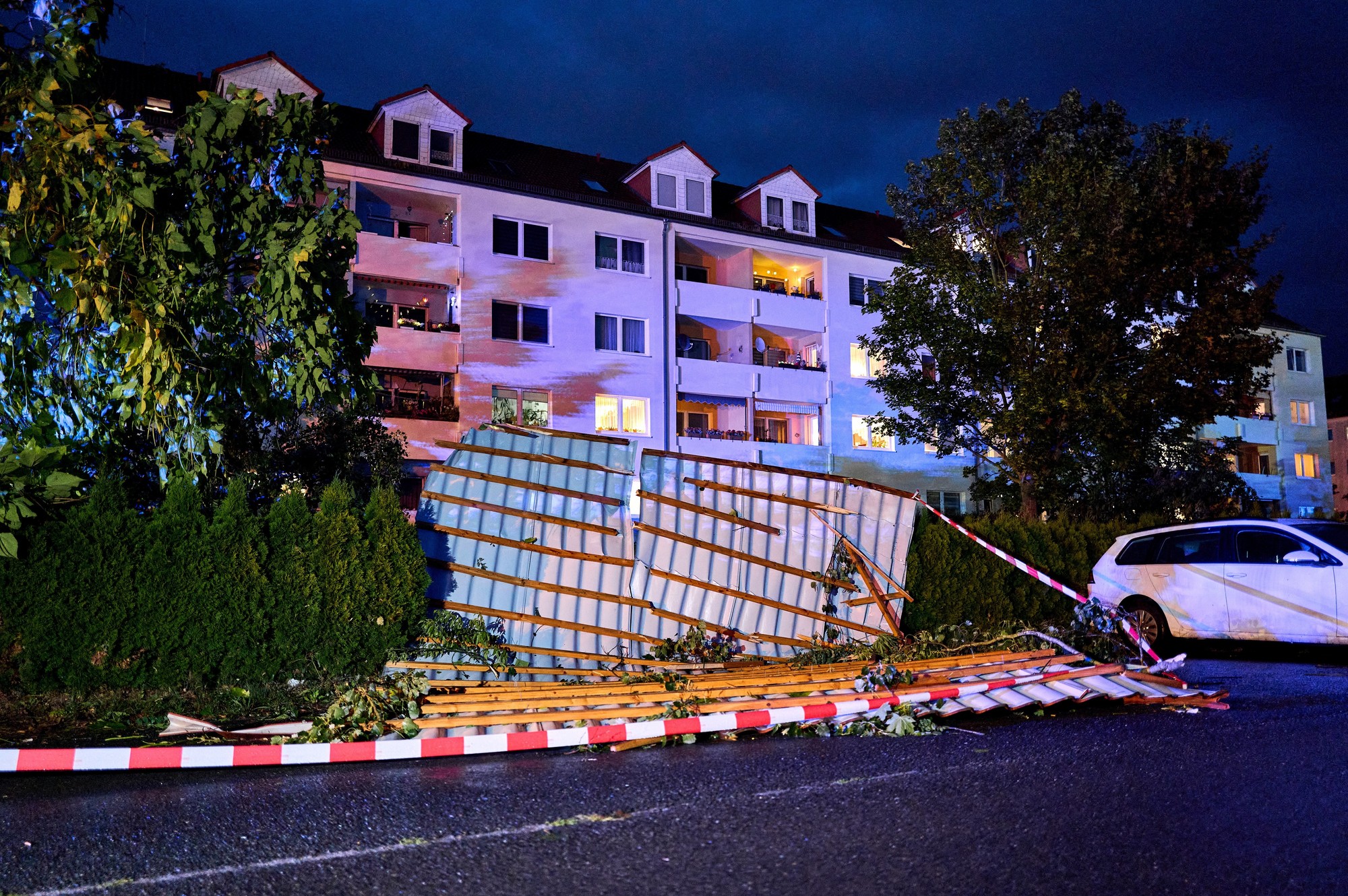 Búrky v Nemecku zabili ženu a poškodili desiatky budov, zaznamenali aj tornádo. 