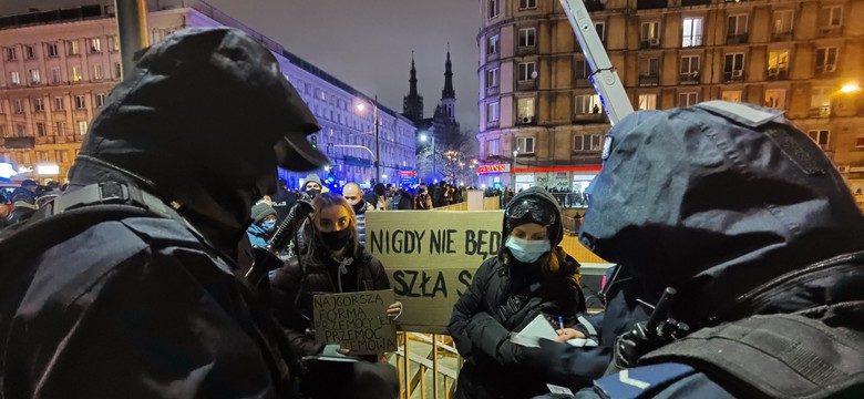 Sygnały świetlne będą ostrzegać manifestujących? Nowy pomysł policji