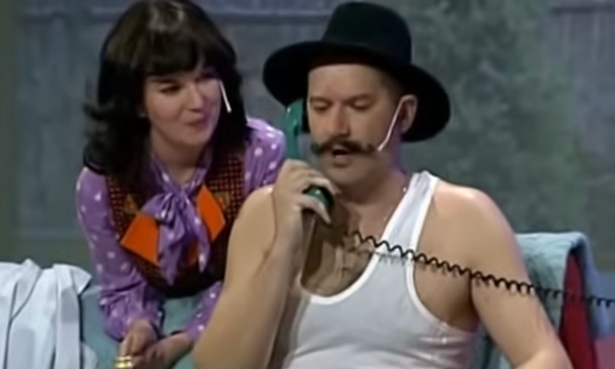 Andy Kraus ako Lászlo Komárom.