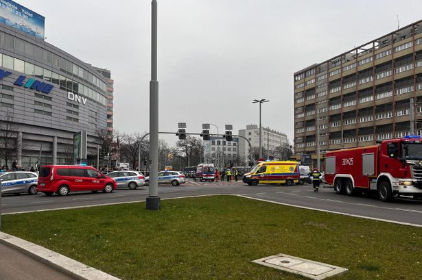 Służby na miejscu wypadku na Placu Rodła w Szczecinie