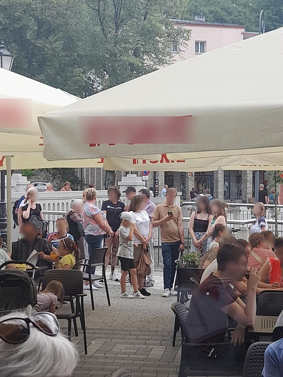 Kolejka do jednej z restauracji deptaku