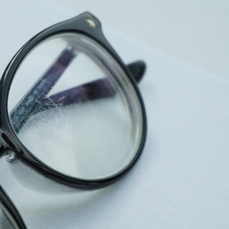 Jak usunąć rysy z okularów? Sprawdzone sposoby na porysowane szkła