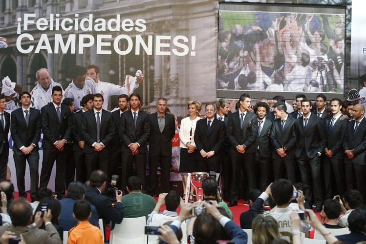 Real Madryt z pucharem za mistrzostwo Hiszpanii