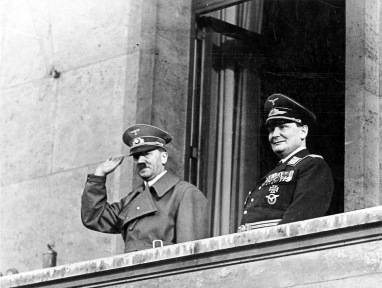 Adolf Hitler i Hermann Göring na balkonie Kancelarii III Rzeszy w Berlinie, marzec 1938 r.