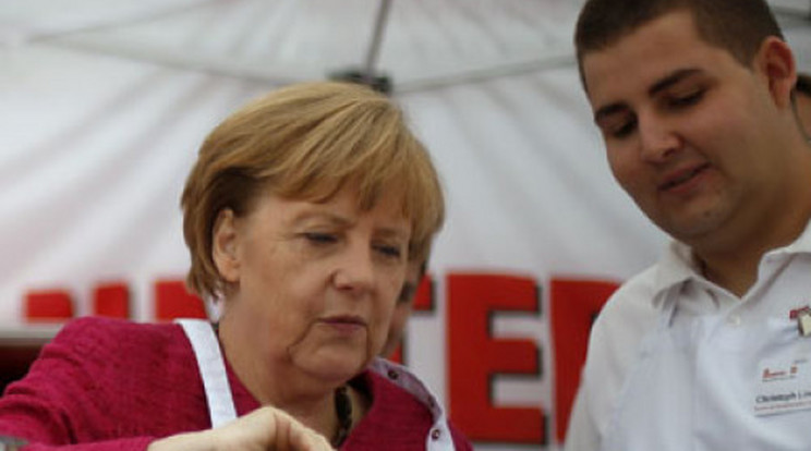 Angela Merkel tűzoltó tömlőt ragadott, majd levest osztott